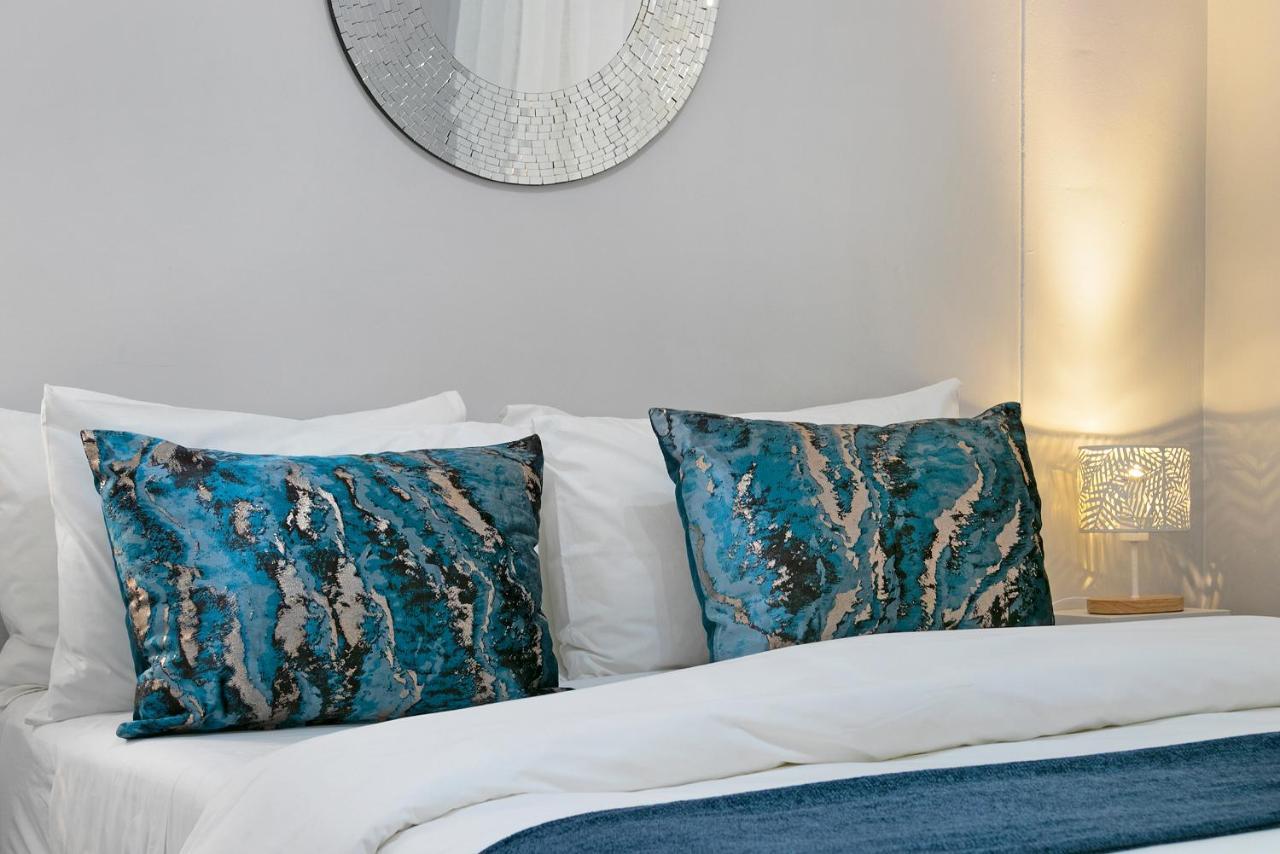 Century Luxury Two Bedroom Apartment *